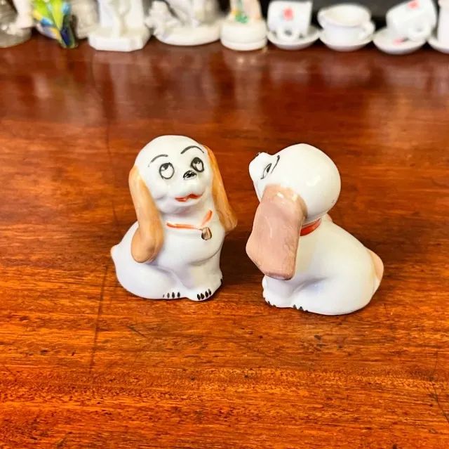 Par de encantadores bibelôs antigos em porcelana. - Foto 2