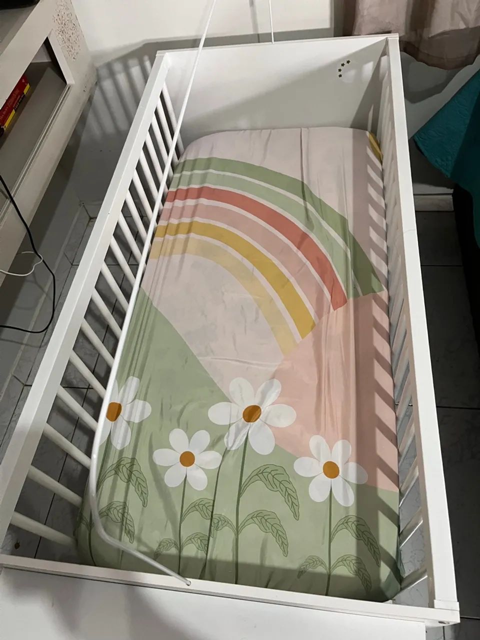 Berço Branco  anexo cômoda 2 gavetas. Acompanha colchão e suporte para mosquiteiro. - Foto 3