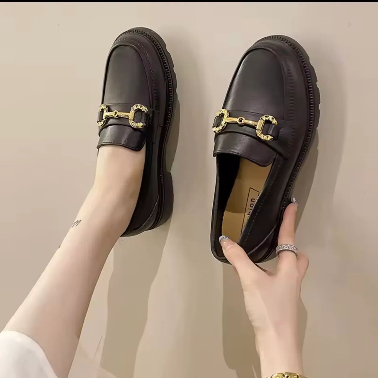 Mocassim preto. Tamanho 36, forma pequena. Em couro. Novo. 