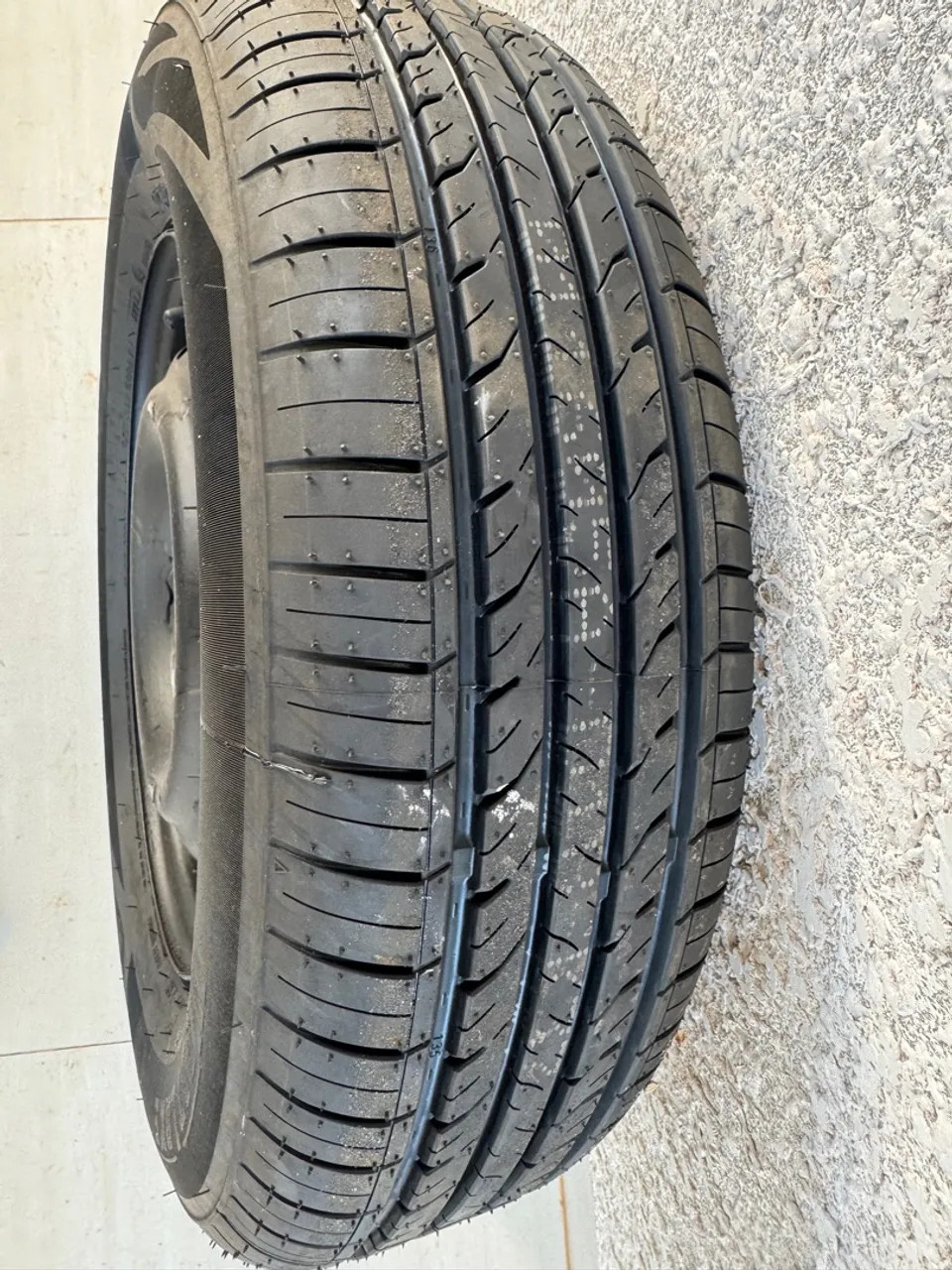 Roda com pneu novo aro13