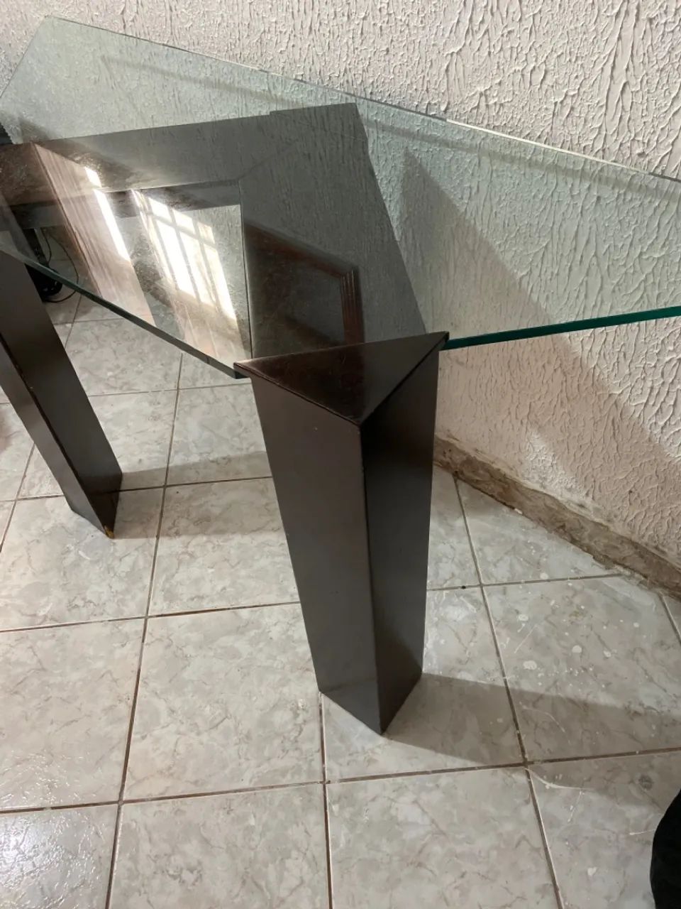 Mesa de canto com tampo de vidro e estrutura elegante - Foto 4
