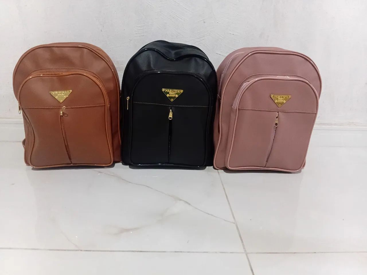 Mochila femenina em couro sintético, uma por R$ 80,00 as duas  por R$ 100,00. 