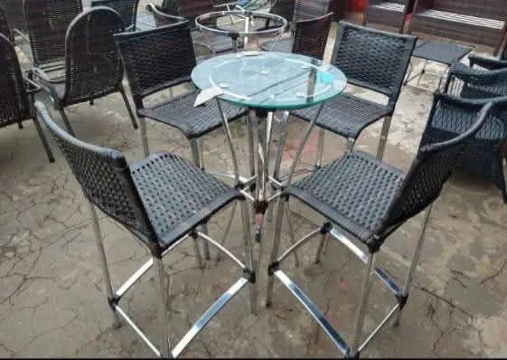 Banquetas em alumínio e fibra sintética 