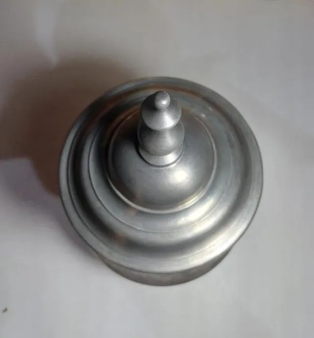 Bomboniere antiga em estanho belissima para decorar. - Foto 2