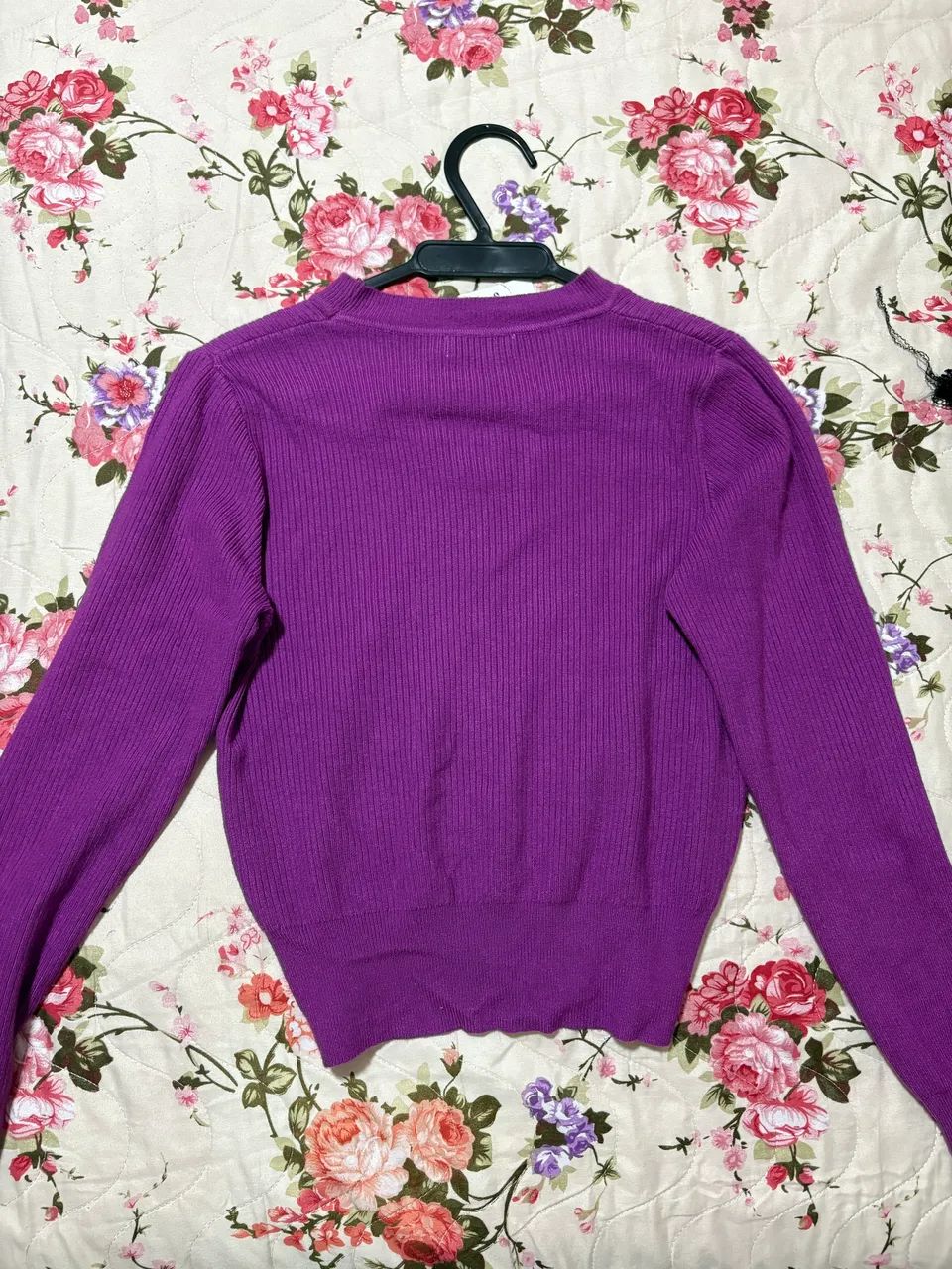 Suéter Roxo Cropped Com Detalhes de Coração  - Foto 2
