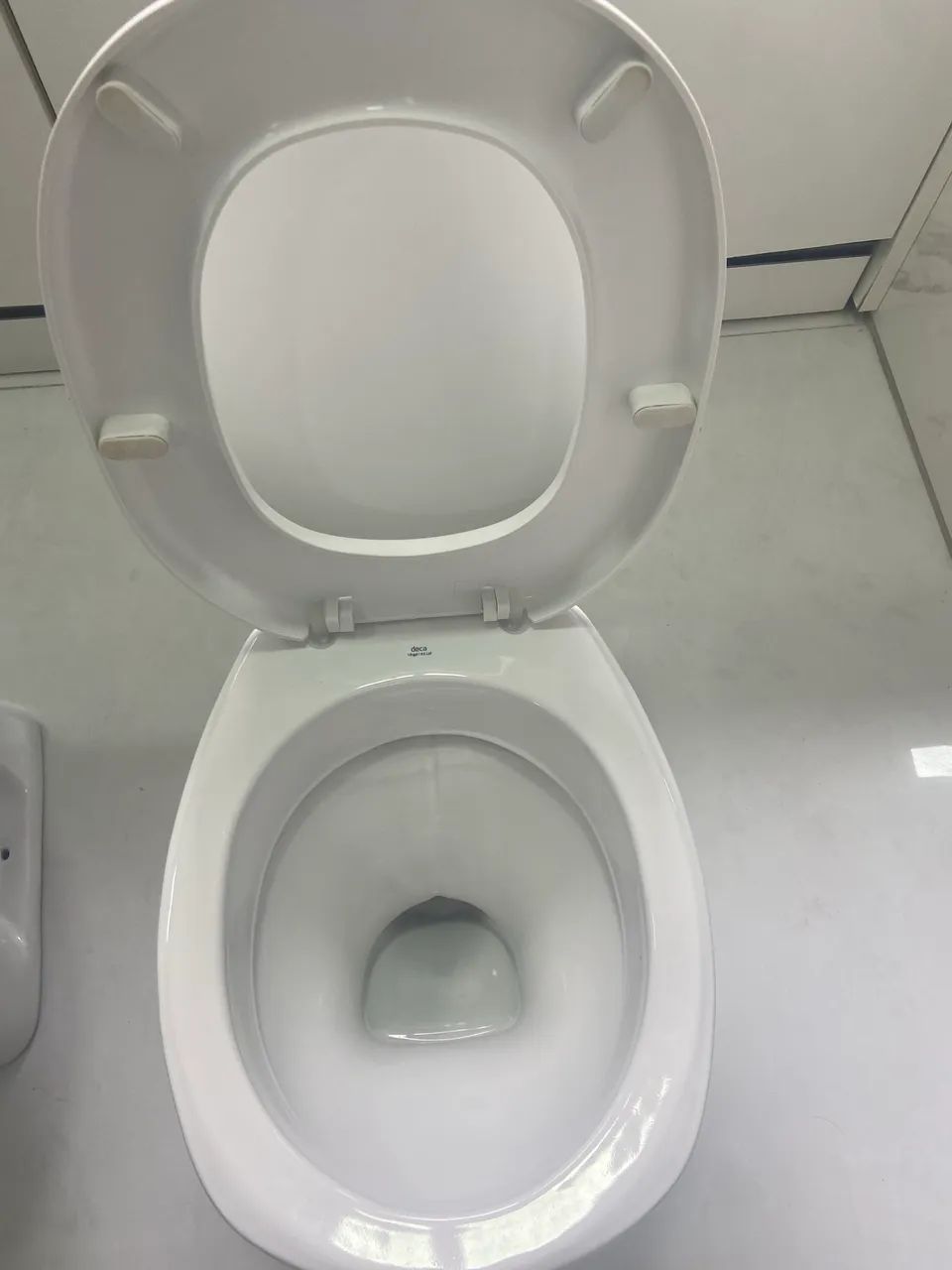 Vaso sanitário de parede Deca com tampa  - Foto 5
