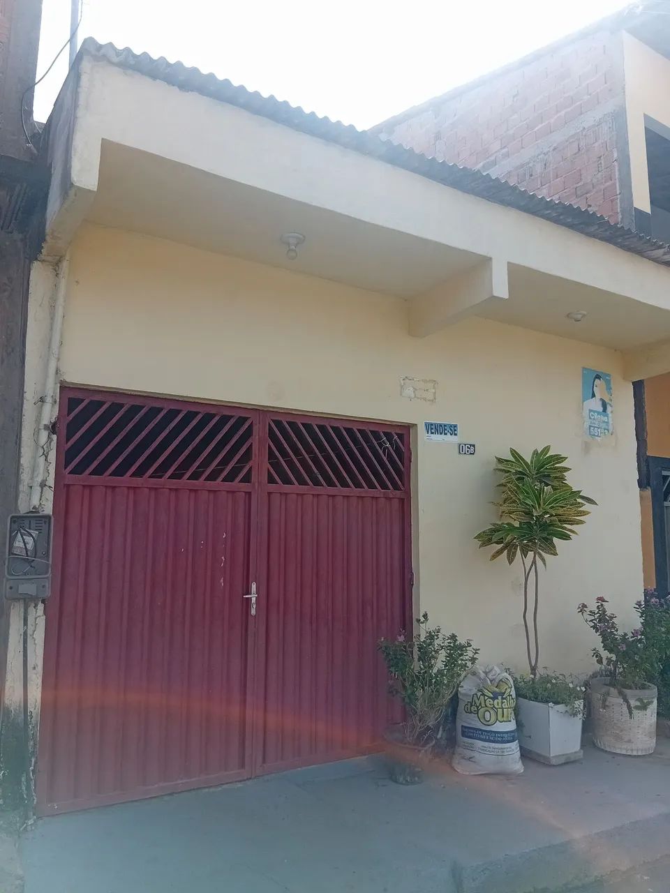 Vende-se uma casa
