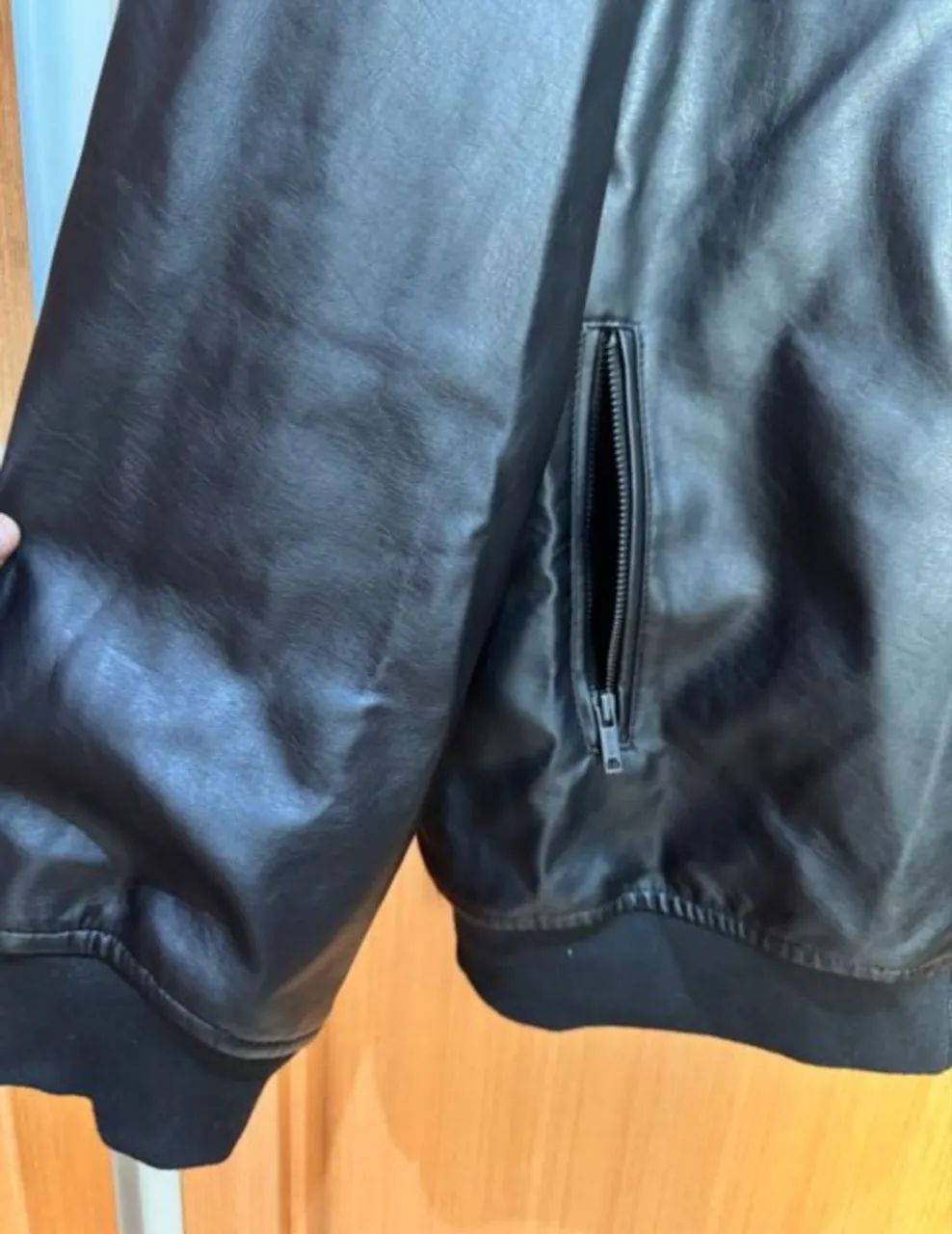 Jaqueta em Pu com Ziper<br>Frontal e Gola Alta - Foto 3