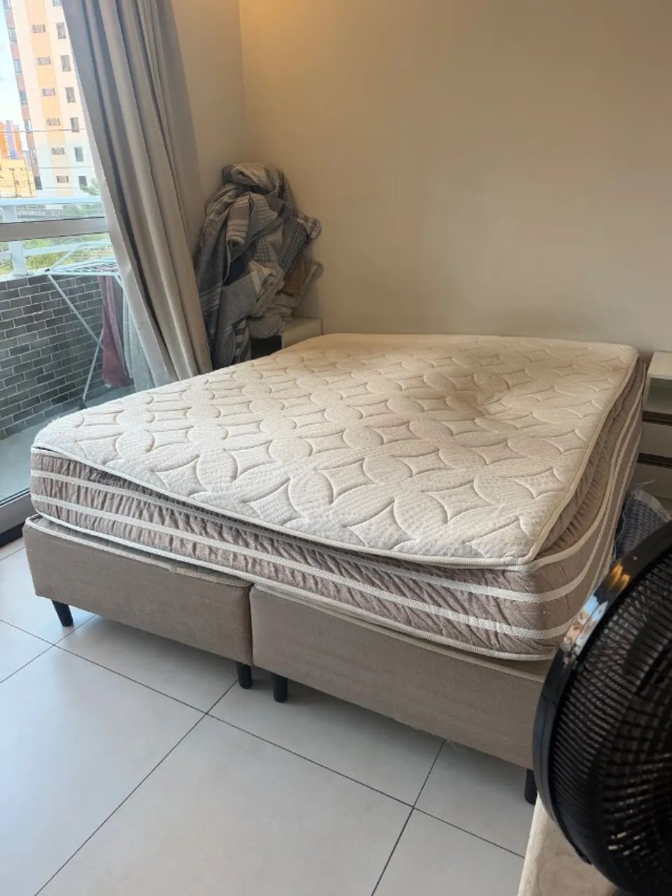 Doação cama box queen ( base + colchão) com avarias 