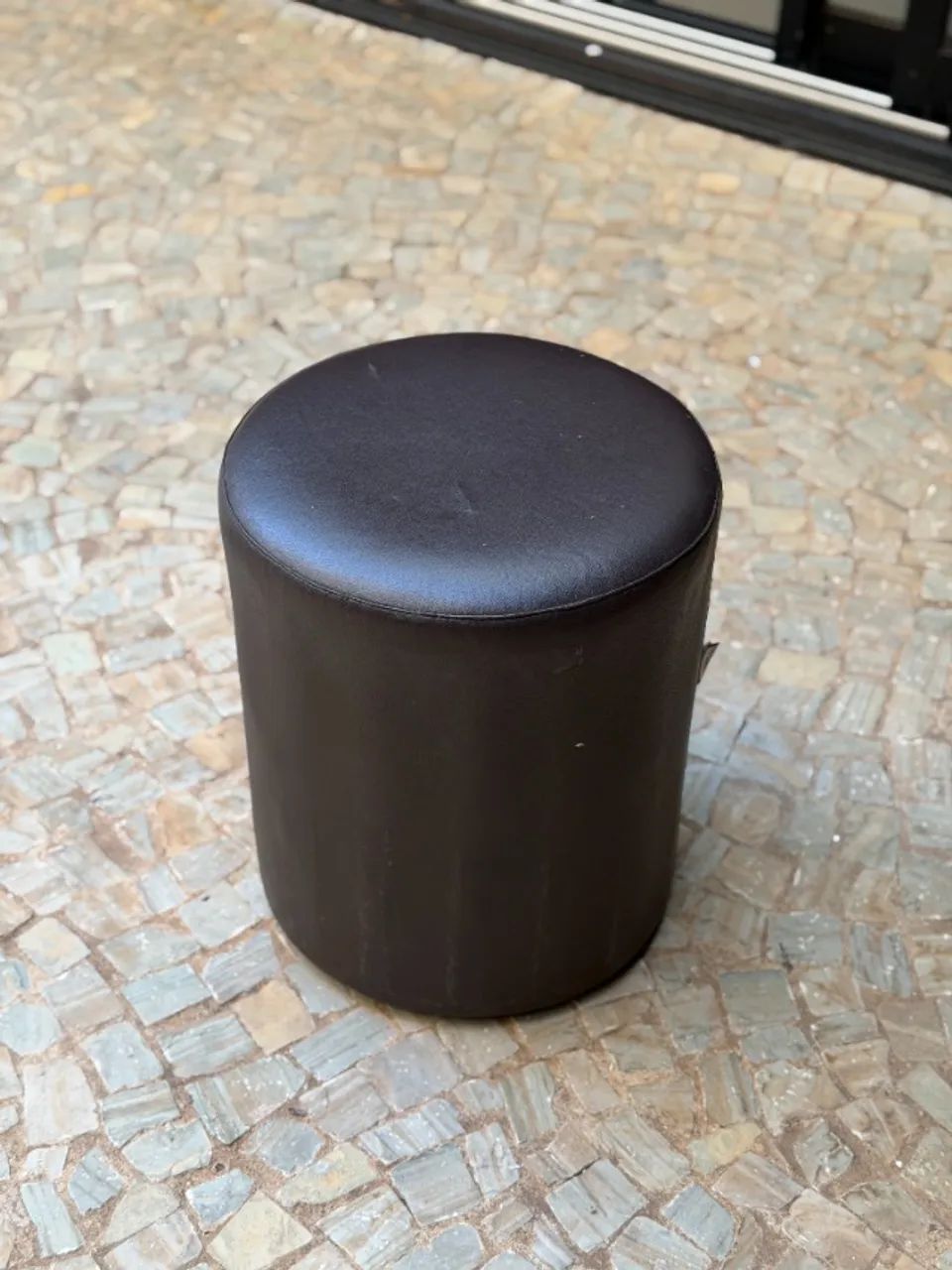 Puff cilíndrico marrom de corino - Foto 2