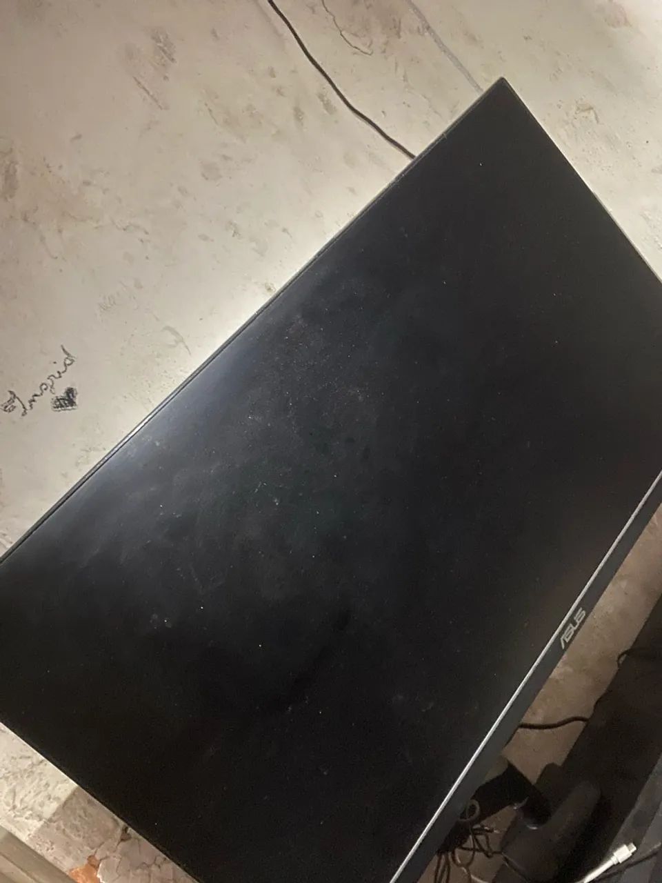 Monitor da ASUS e braço articulado 