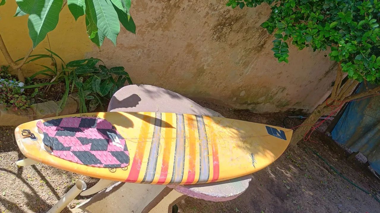 Prancha de surf já com quilhas