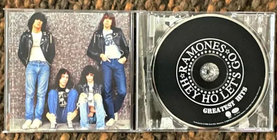 RAMONES CD GREATEST HITS CAPA DUPLA IMPORTADA ACEITO OLX PAY - Foto 2