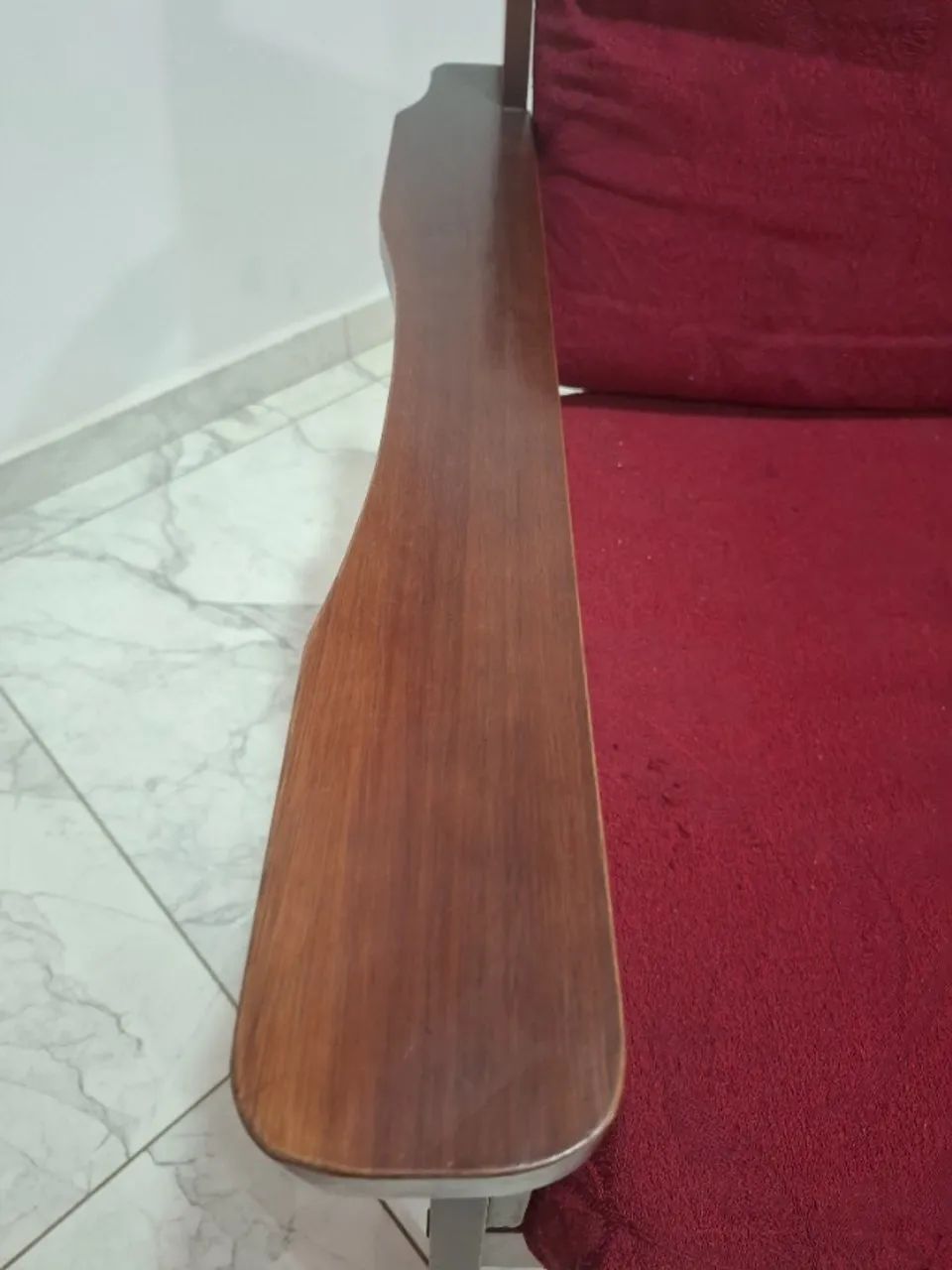 Conjunto de sofá madeira maciça 3 lugares e 2 poltronas  - Foto 4