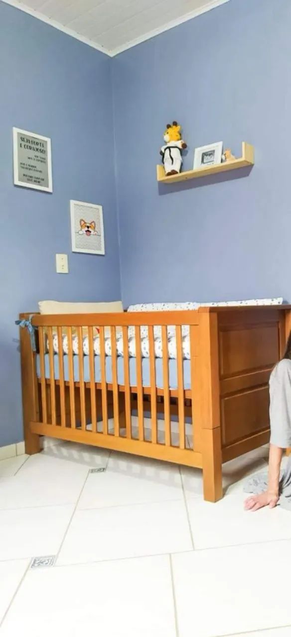 Berço e Comoda madeira maciça, poltrona de amamentação e carrinho de bebê - Foto 2