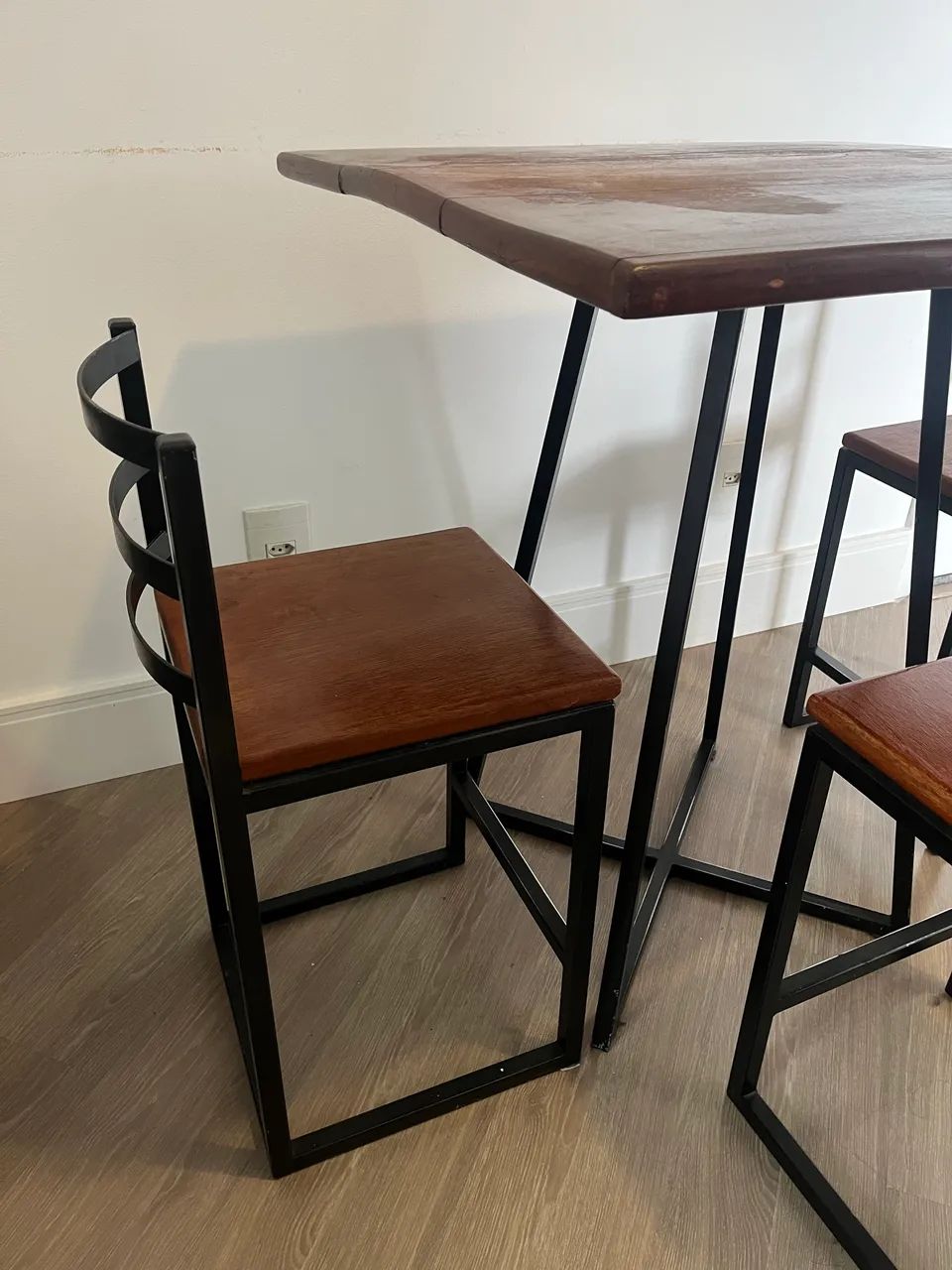 Mesa de madeira maciça com cadeiras - Foto 3