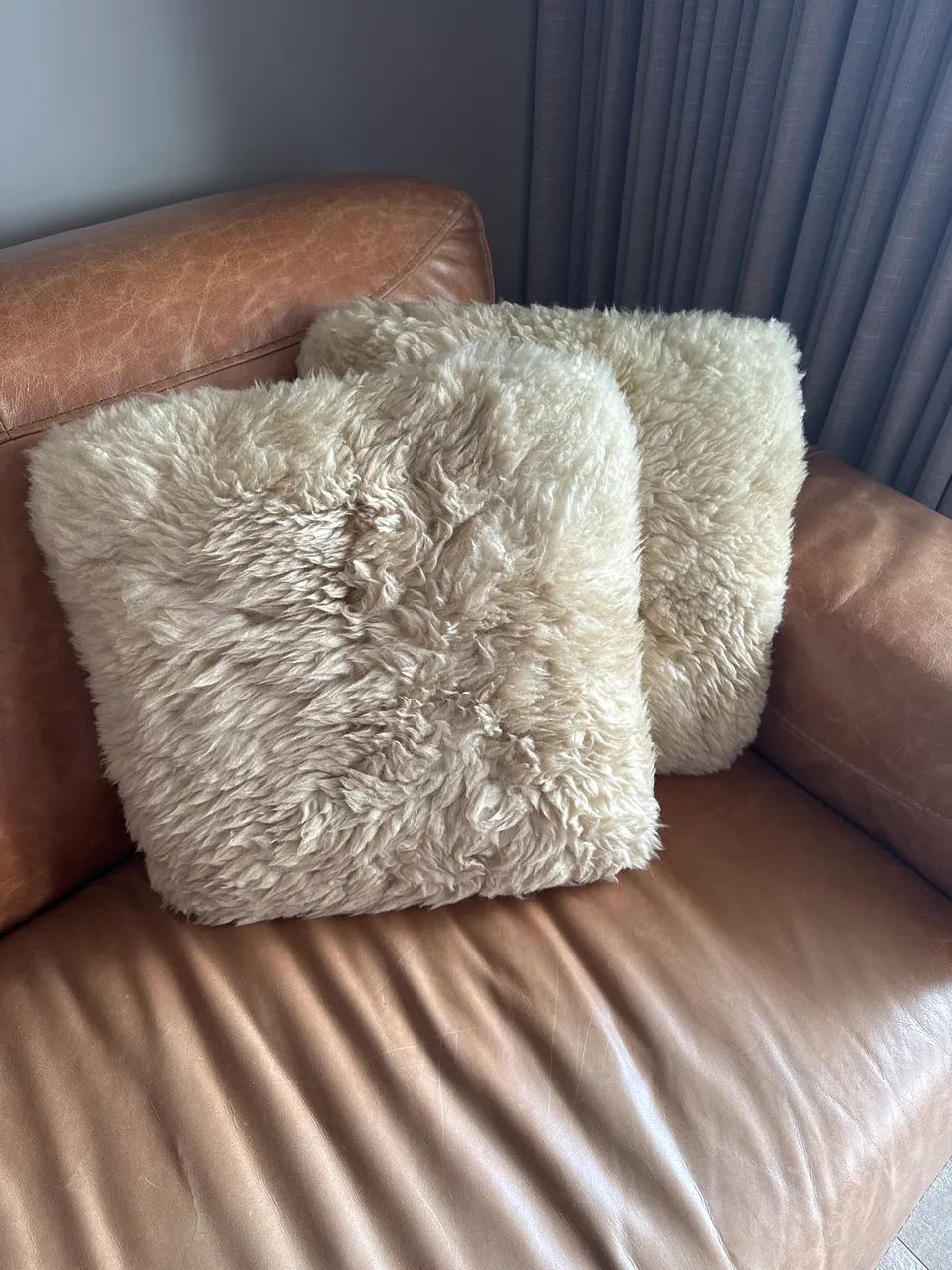 Almofadas (2) em lã natural de carneiro