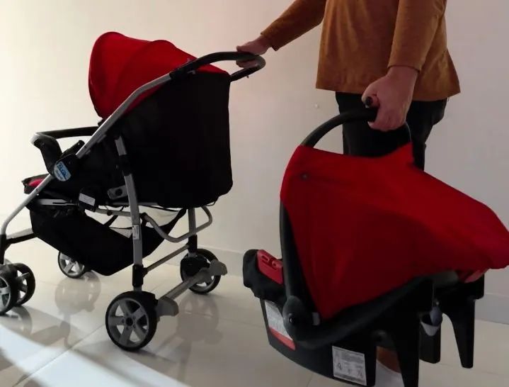 Carrinho com bebe conforto burigotto