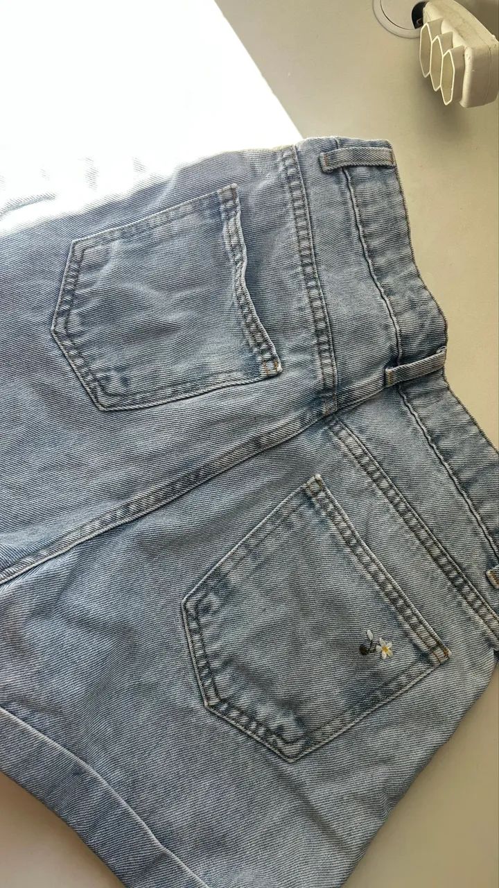 Short jeans mom cintura alta com flores bordadas - Foto 2