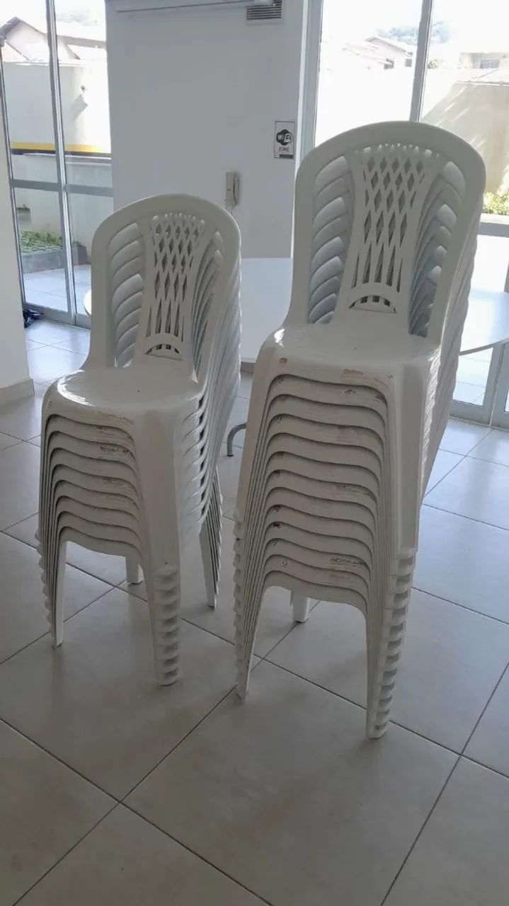 Cadeiras de plástico 