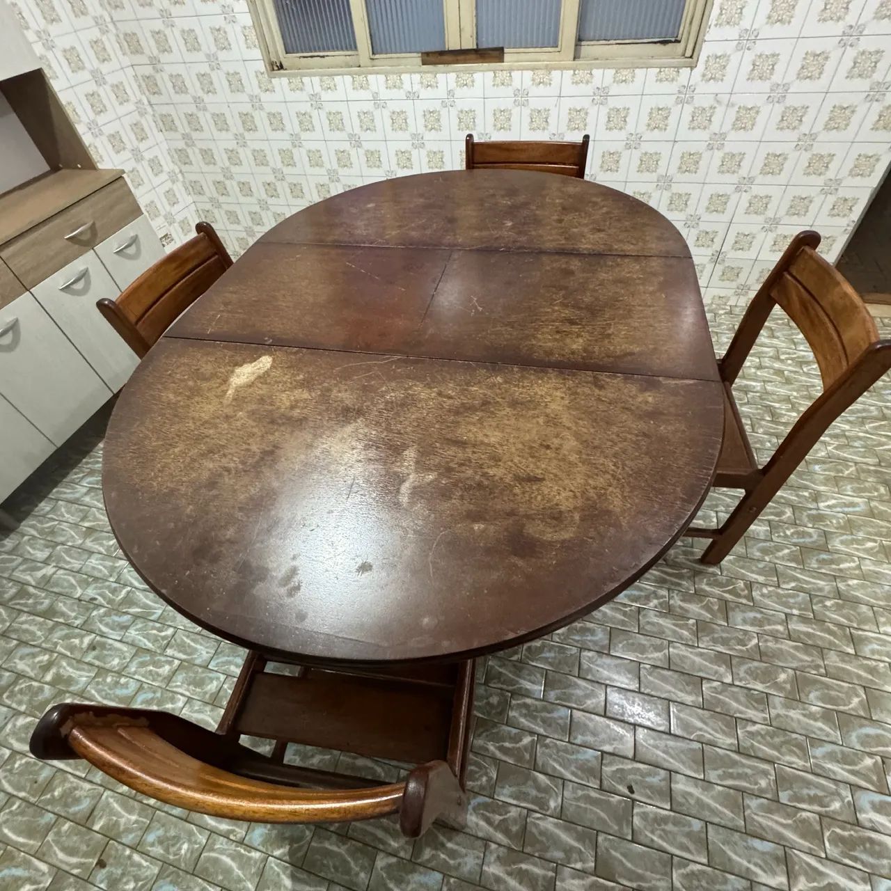 Mesa oval/redonda com cadeiras