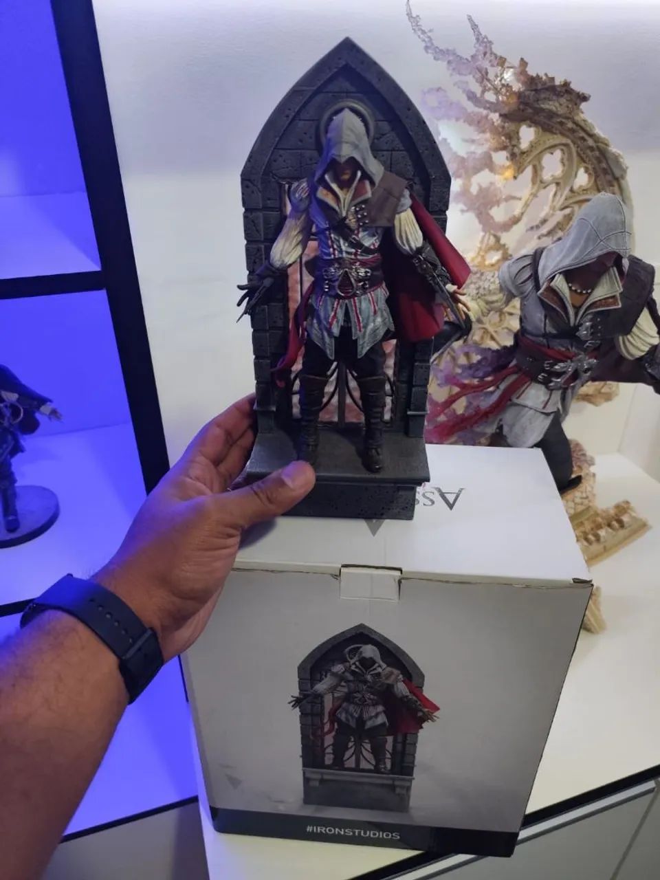 Estátua figura Ezio Assassin's Creed