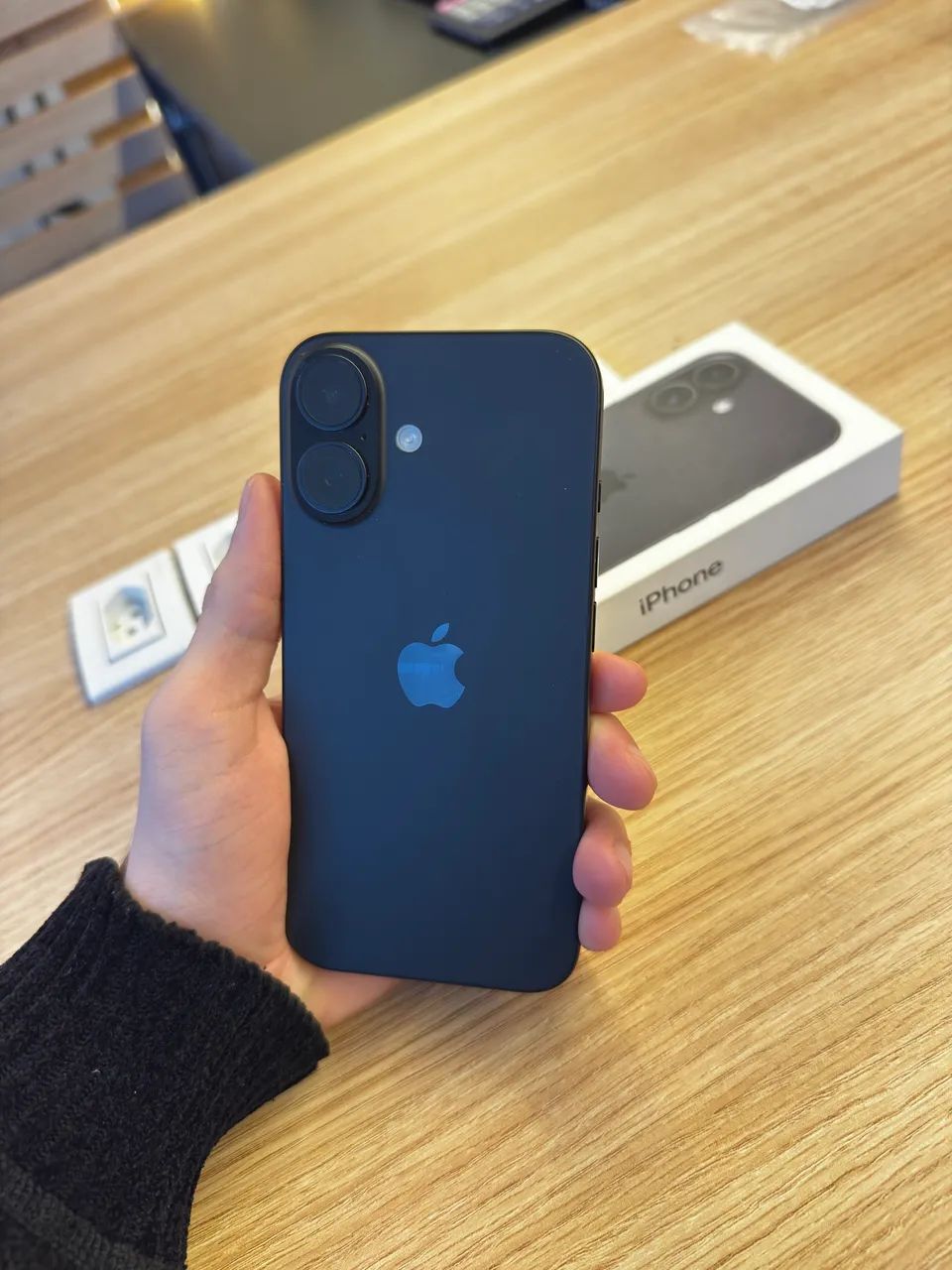 iPhone 16 na caixa