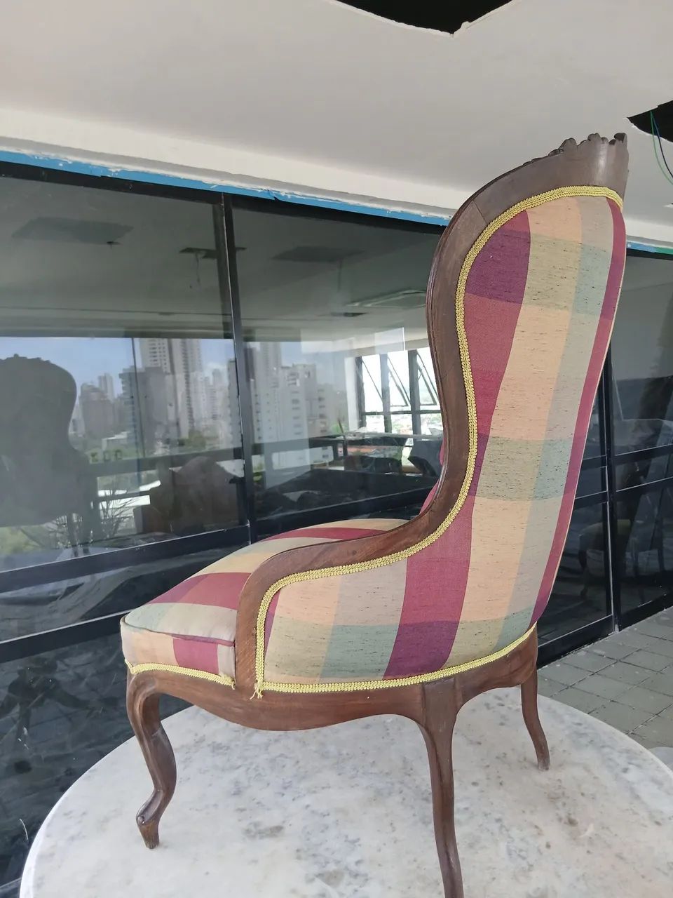 CADEIRA CONFORTÁVEL DE ANTIQUÁRIO  - Foto 3