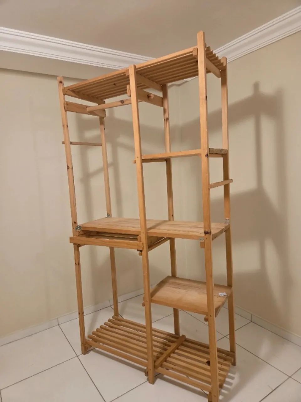 Arara (guarda roupa aberto)