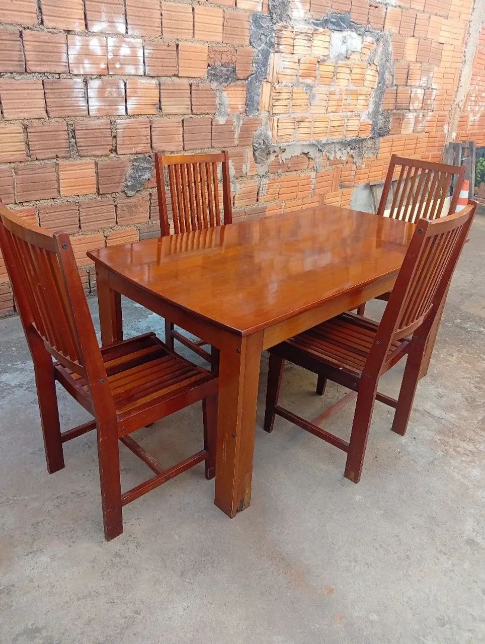 Mesa de madeira com cadeiras  - Foto 2