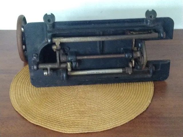 máquina de costura Singer antiga, fabricada entre 1924 e 1936 Canadá - Foto 4