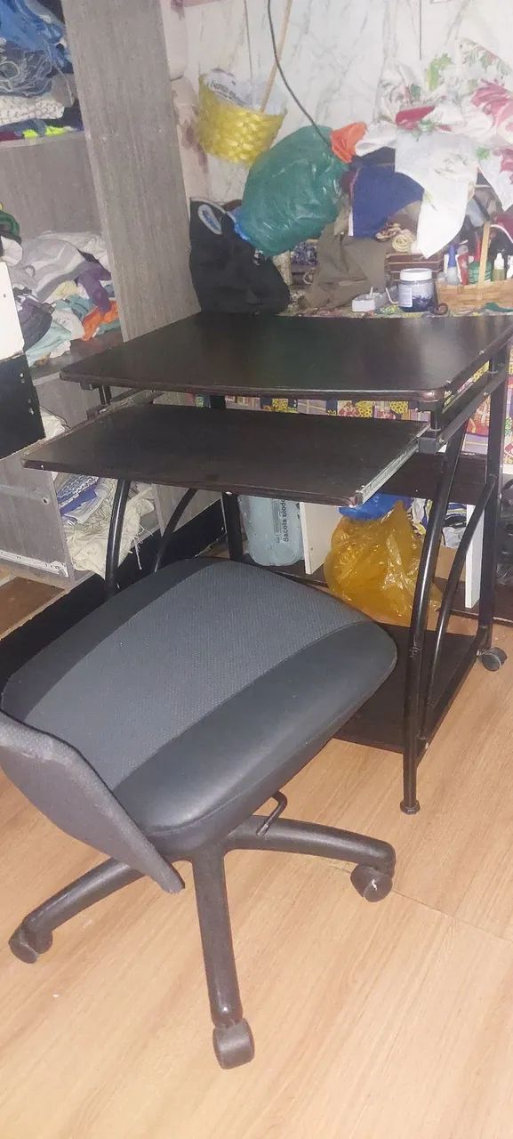 Cadeira e mesa de computador 