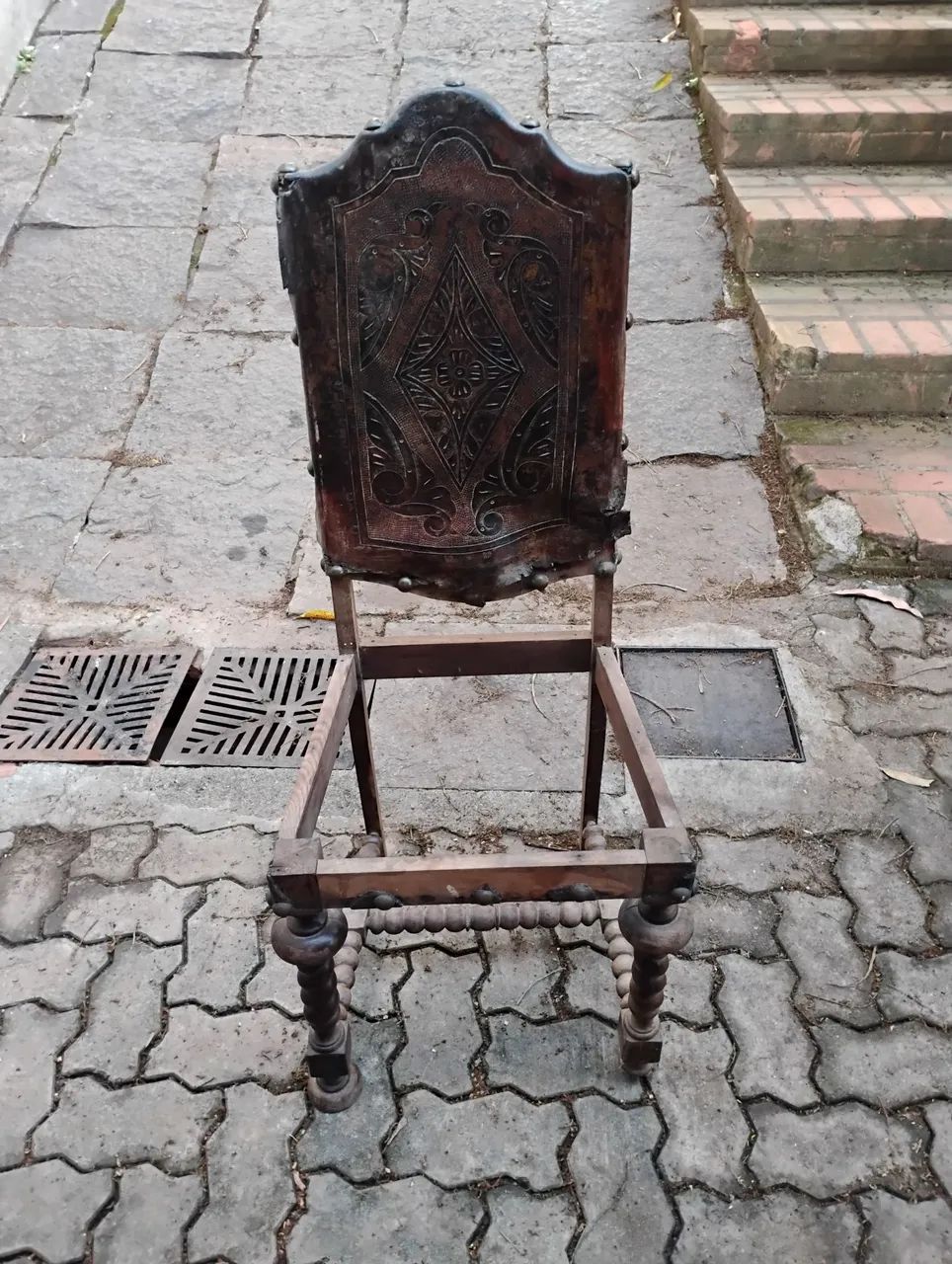 Cadeira antiga couro  - Foto 2