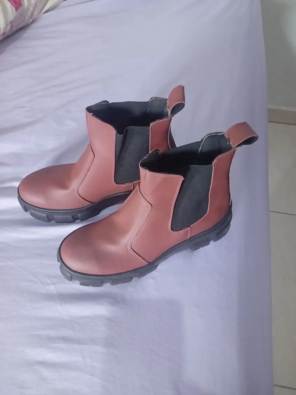 Bota shelsea nova solado tratorado 34