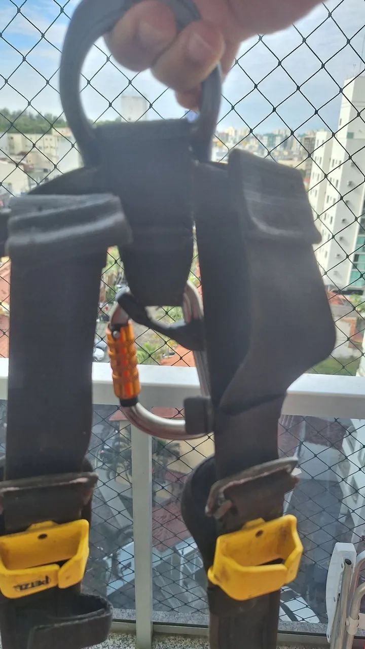 Cinto tipo paraquedista escalada e Industrial e Importado da  PETZL - Foto 5