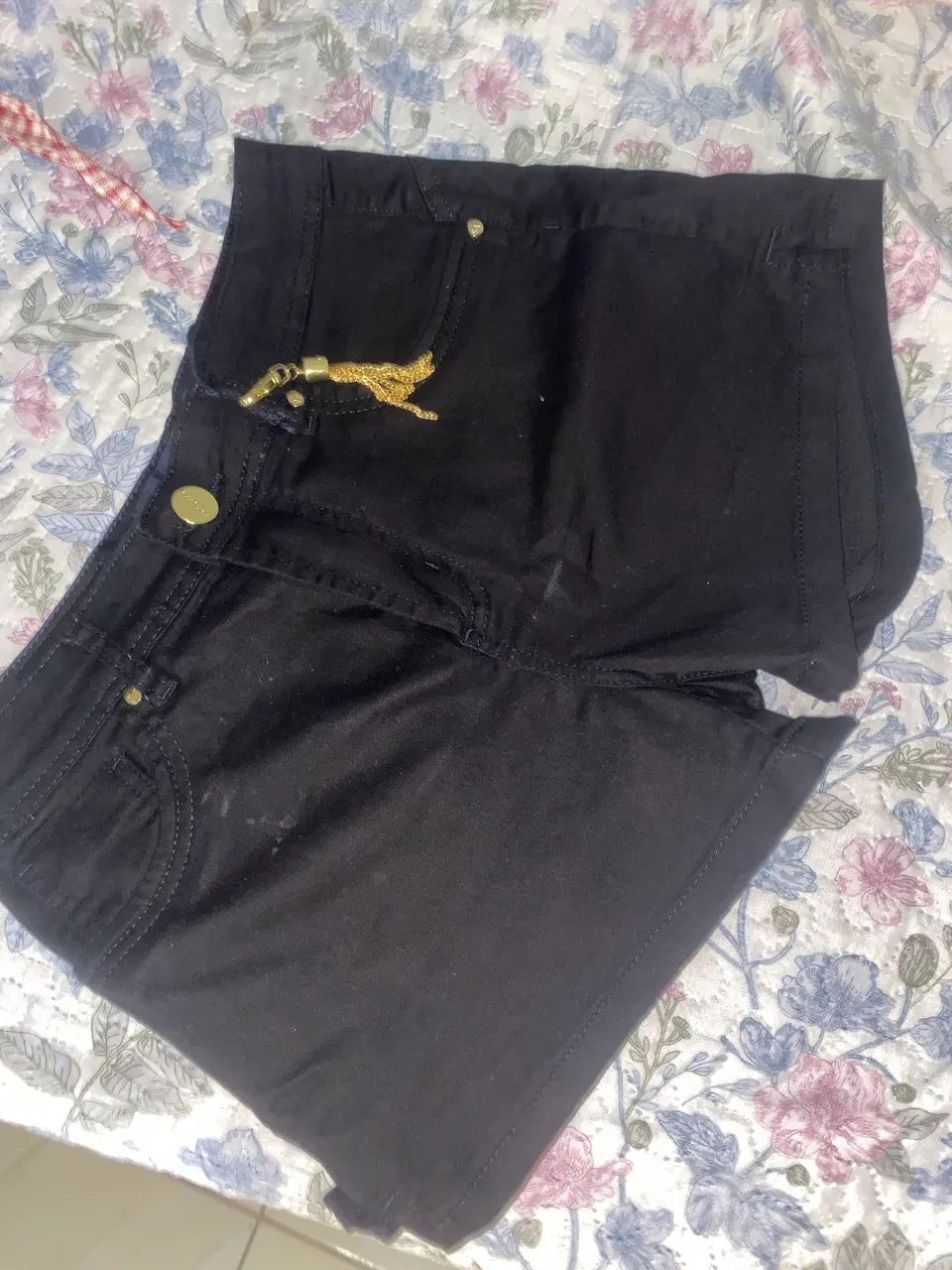 Short preto com detalhe dourado 