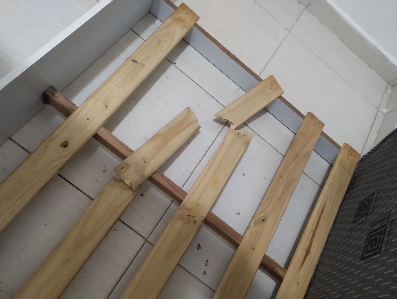 VENDE-SE CAMA DE SOLTEIRO  - Foto 3