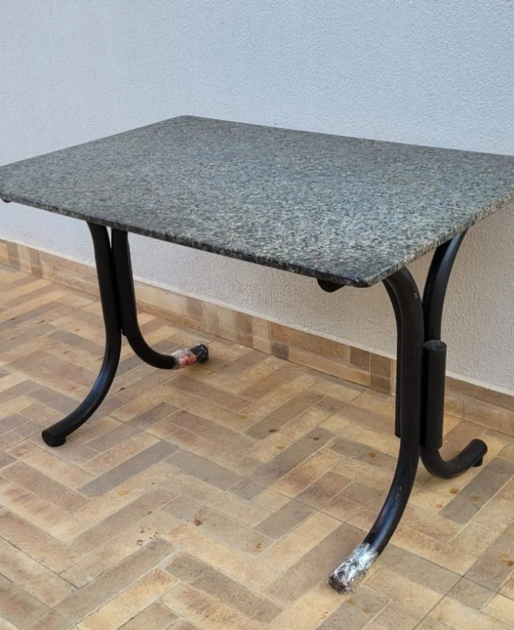 Mesa com tampo de mármore 1,18 cm x 81 cm