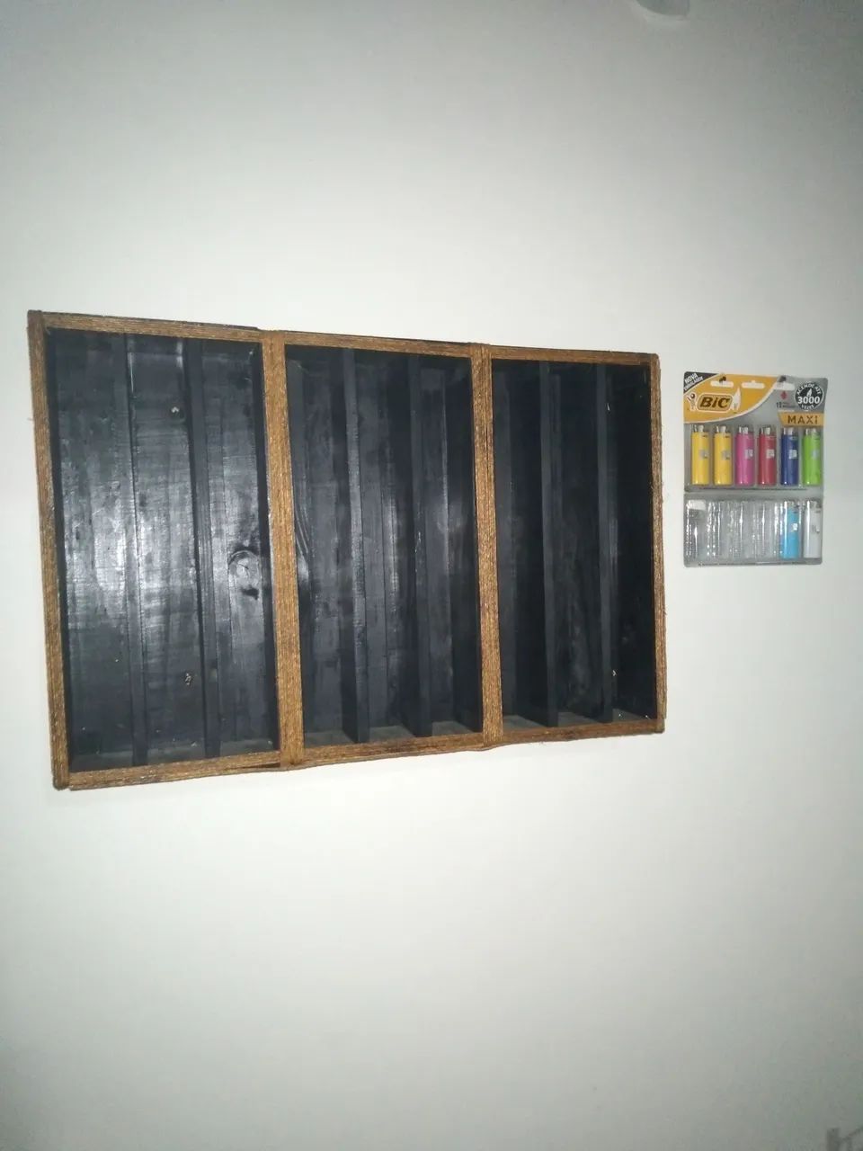 Expositor de cigarro em madeira 