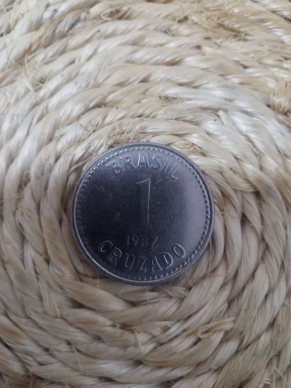 Moeda de 1 cruzado de 1987 com marcas de uso - Foto 3