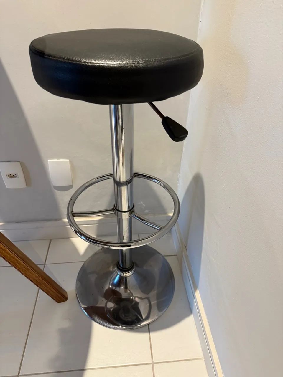 Banqueta Alta Giratória Cromada com Regulagem de Altura, Estofada Preta