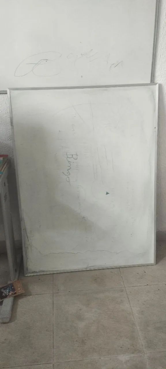 Quadro branco escolar em ótimo estado 