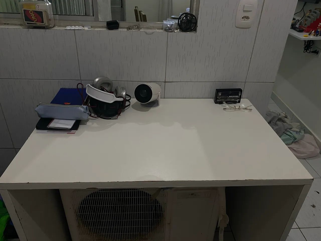 MESA DE COMPUTADOR DE MADEIRA BRANCA