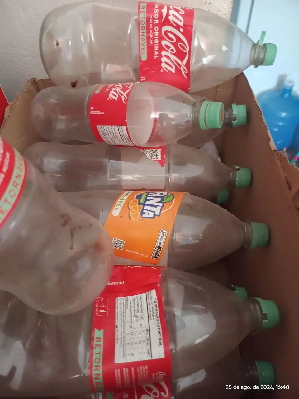 Vendo garrafa retornável da coca-cola 2 l.. 2 reais cada - Foto 2