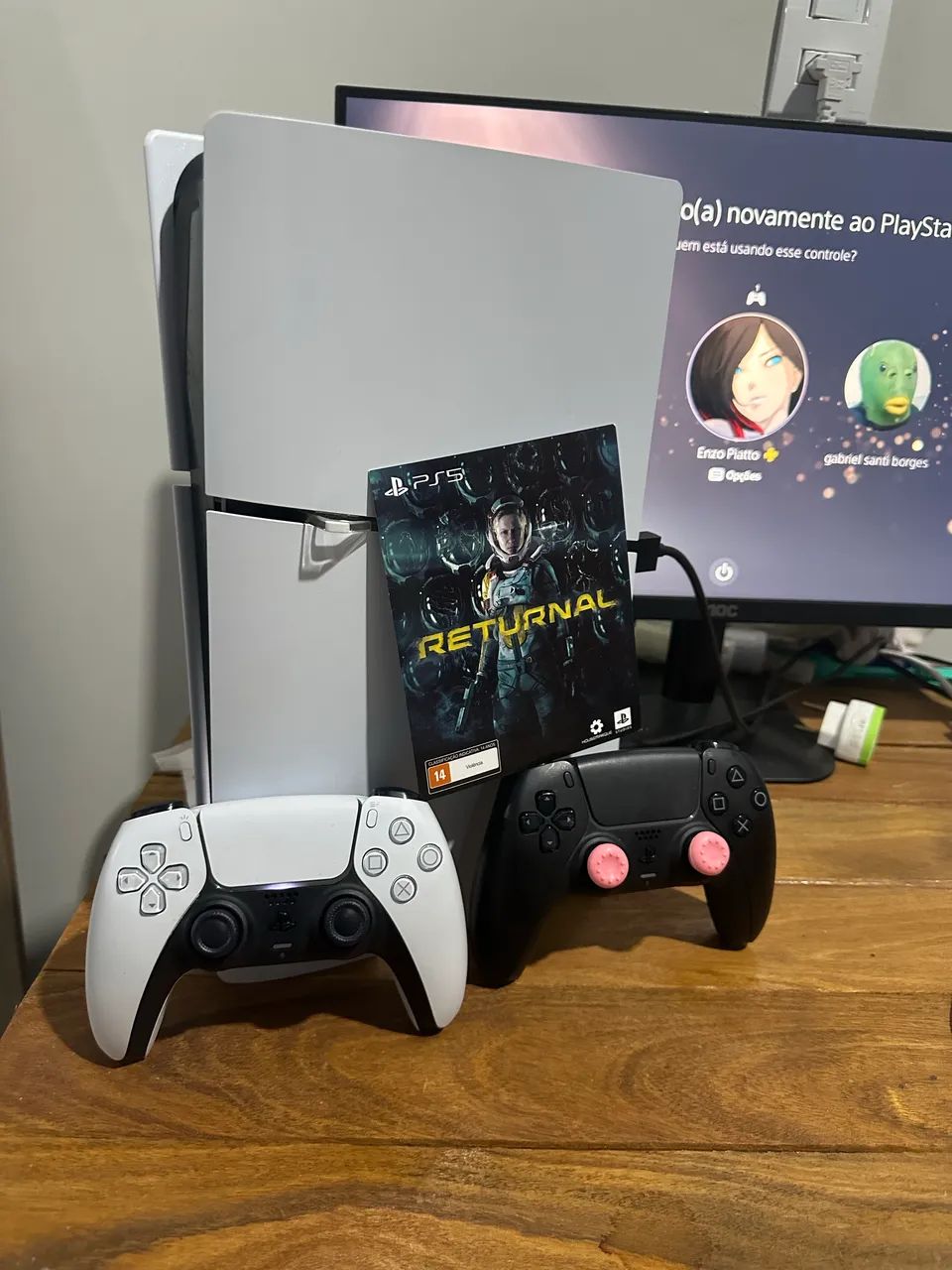 PlayStation 5 + 2 Controles + 1 Jogo Digital