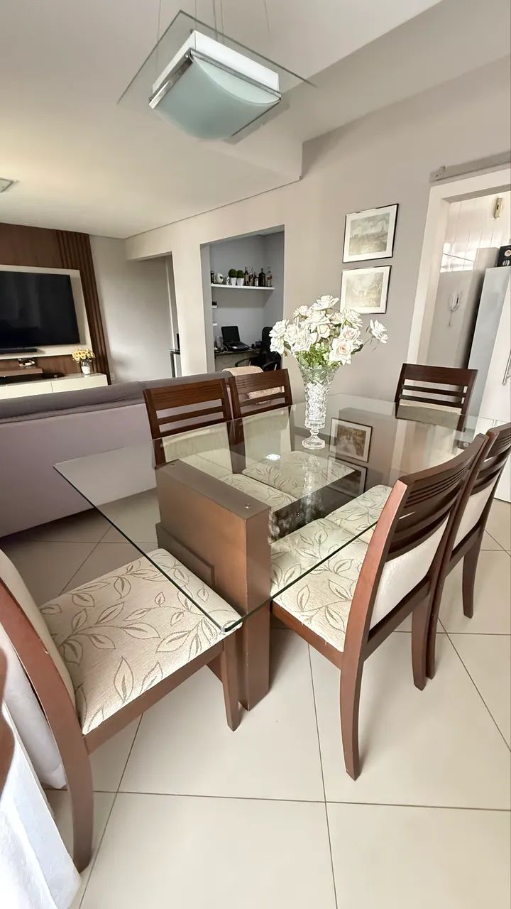Conjunto de jantar: mesa com 6 cadeiras + buffet aparador.