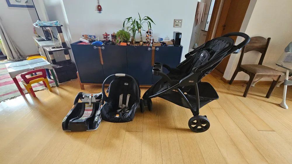 Carrinho Chicco Viaro Travel System com bebê conforto e base