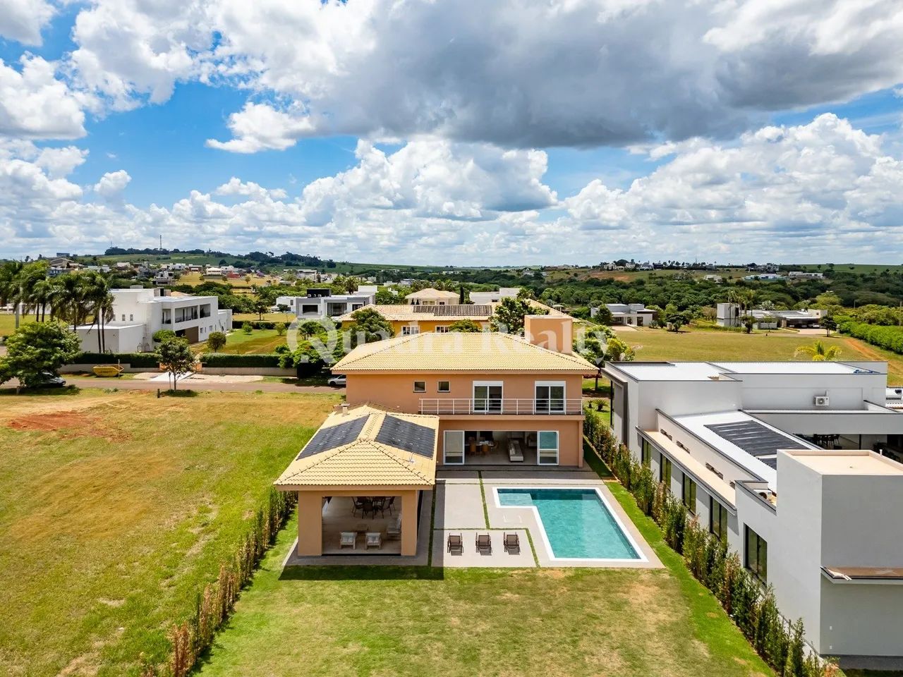 Casa na Fazenda Alvorada com projeto colonial