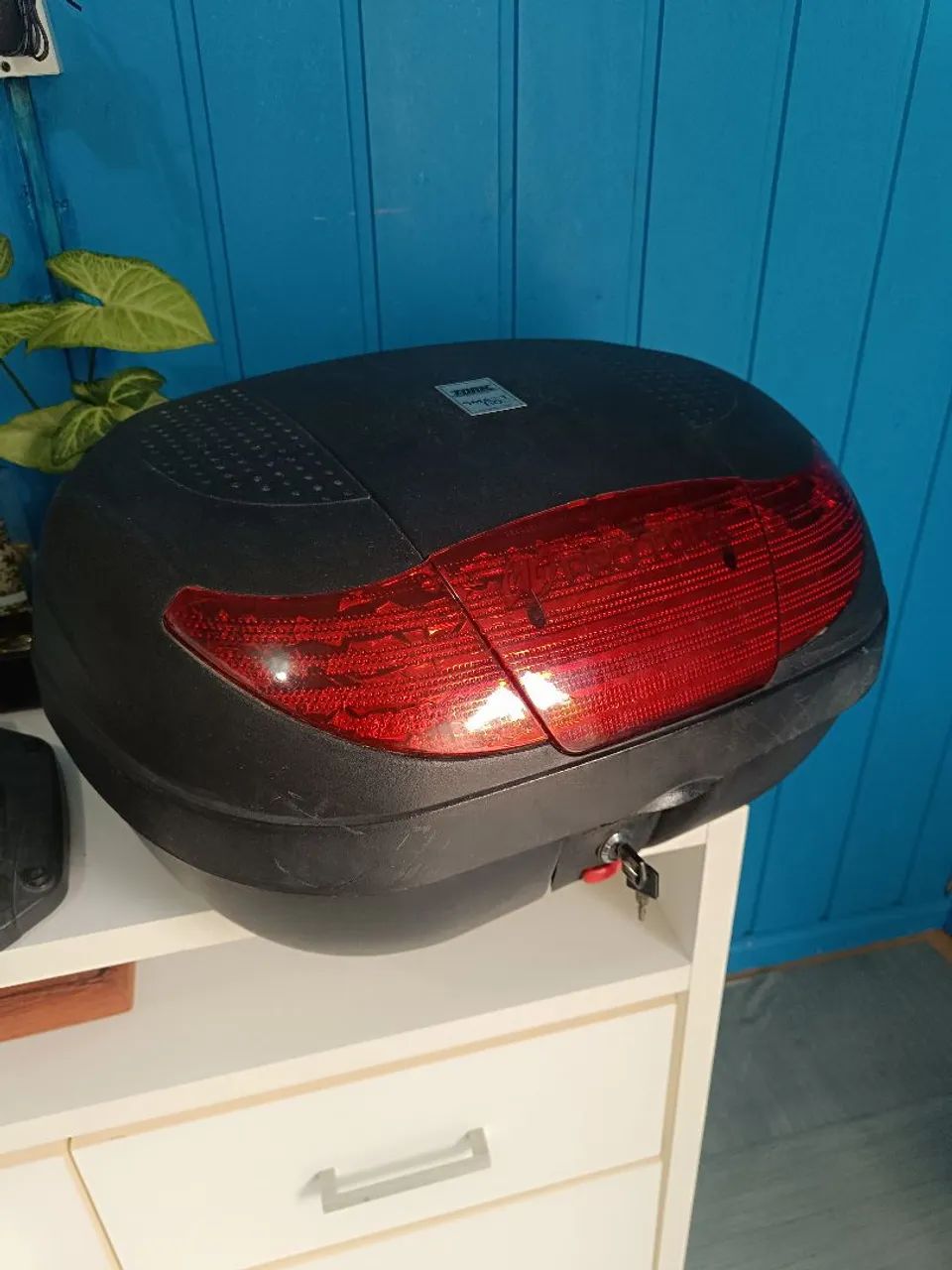 Baú de moto com suporte 
