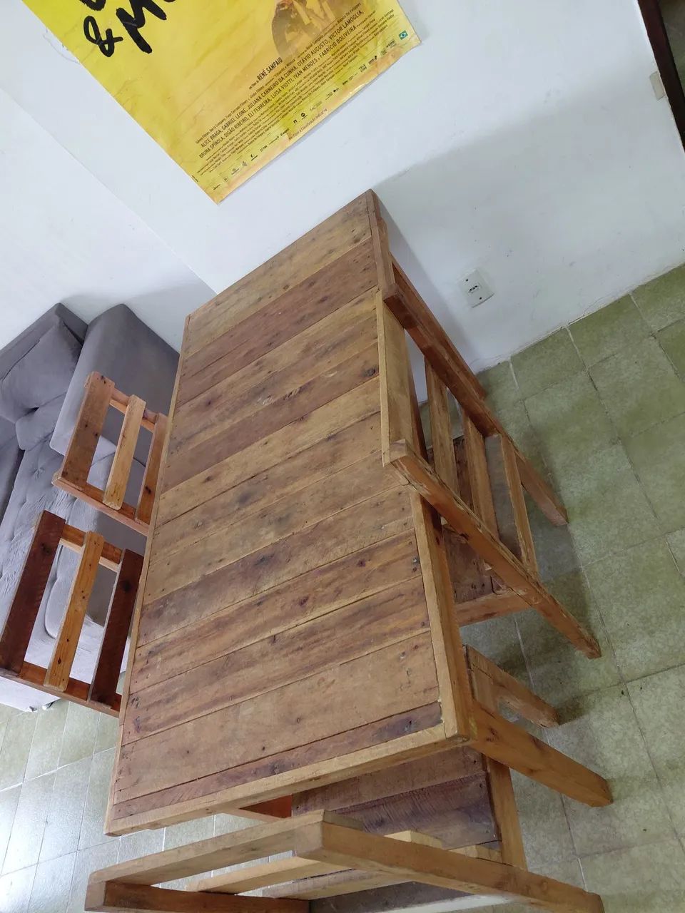 Mesa de madeira c/ 4 cadeiras - Foto 3